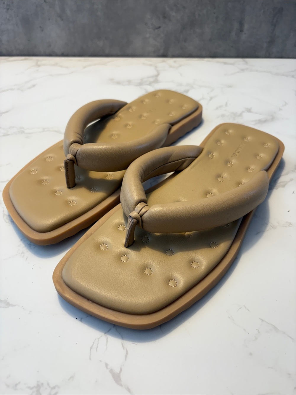 Vince Serene Quilted Toe-Post Sandals in Beige flip flops size 8? 8.5? Designer!